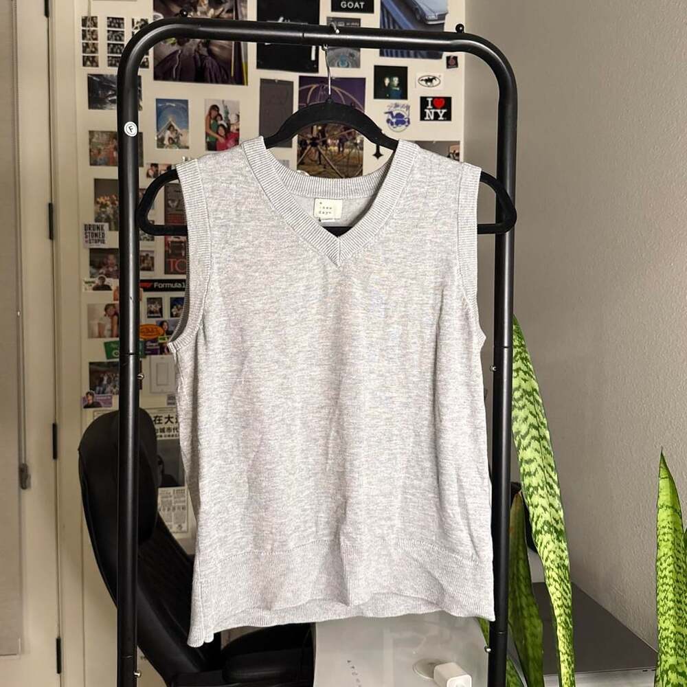 A New Day Gray Heathered Knit V-Neck Sweater Vest
